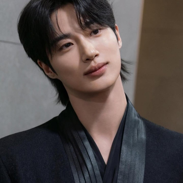 <p>Kehadiran karakter Ryu Sun Jae, seorang idol K-Pop yang diperankan oleh Byeon Woo Seok dalam <em>Lovely Runne</em>r, membuat drama ini sukses meraih rating sangat tinggi, yaitu 9.0. Semua mata tersihir melihat penampilannya itu. (Foto: Instagram @varoent_official)</p>