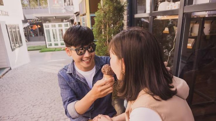 Kebanyakan Orang Berbohong Tentang Hal Ini untuk Membuat Diri Tampak Lebih Menarik di Depan Pasangan, Apa Itu?