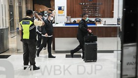 Uang yang Disita KPK dari Kantor Pajak Jakut 8.000 Dolar Singapura