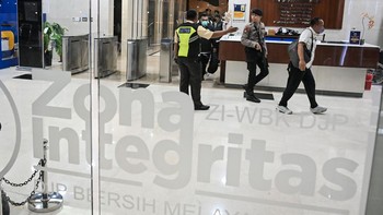 FOTO: KPK Geledah Kantor Pelayanan Pajak Madya Jakarta Utara