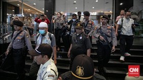 Penyidik Komisi Pemberantasan Korupsi (KPK) usai menggeledah kantor pusat Direktorat Jenderal Pajak (DJP).