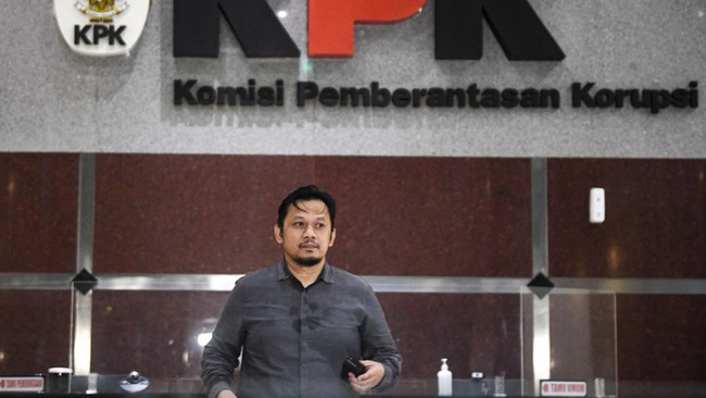 KPK menduga Ketua Bidang Ekonomi dan Lingkungan Hidup PBNU Aizzudin Abdurrahman menjadi perantara dalam kasus dugaan korupsi haji.