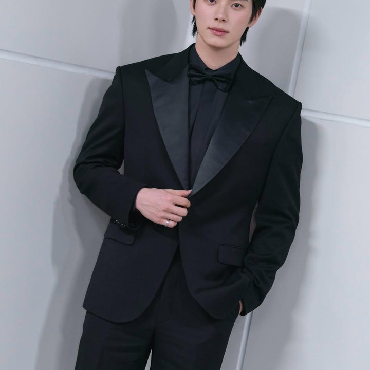 <p>Lee Chae Min merupakan aktor yang dikenal berbakat, bertubuh atletis dan tinggi, serta mahir dalam beradu peran. Selain itu, ia juga merupakan aktor yang serba bisa, salah satunya menjadi MC dalam acara musik Music Bank (Foto: Instagram @varoent_official)</p>