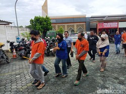 Tangis Keluarga Pecah saat Briptu Rizka Cs Diserahkan ke Jaksa