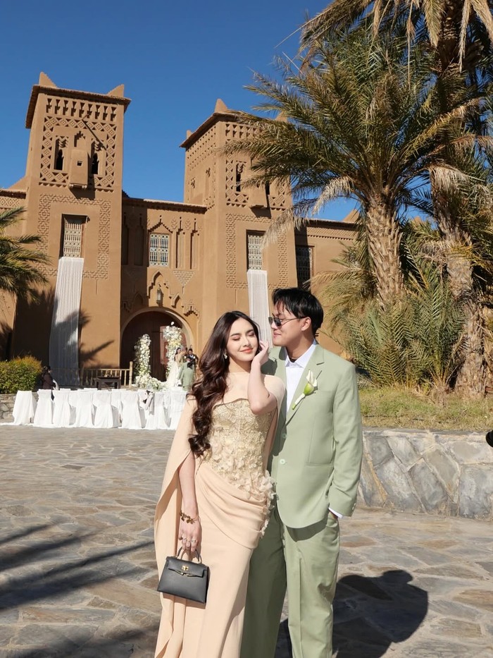 Mahalini mendampingi Rizky Febian&nbsp;yang menjadi best man, Beauties. Penampilannya tampak mewah,&nbsp;gaun berpayet rumit&nbsp;rancangan&nbsp;Julianto makin elegan dengan cape sleeves. Ia memadukan dress rona cream tersebut dengan tas Herm&egrave;s Kelly hitam/ Foto: instagram.com/mahaliniraharja