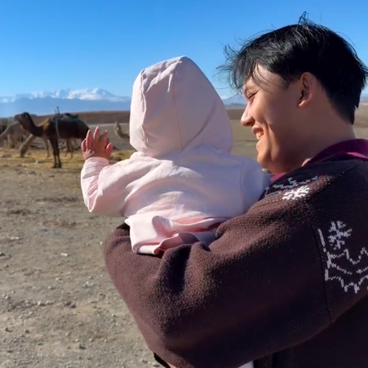 <p>Mahalini dan Rizky Febian juga menyempatkan waktu mereka untuk mengajak Selina melihat unta di Maroko. Selina tampak begitu bahagia saat diminta untuk melambaikan tangan oleh ayahnya. (Foto: Instagram @rizkyfbian/ @mahaliniraharja)</p>
