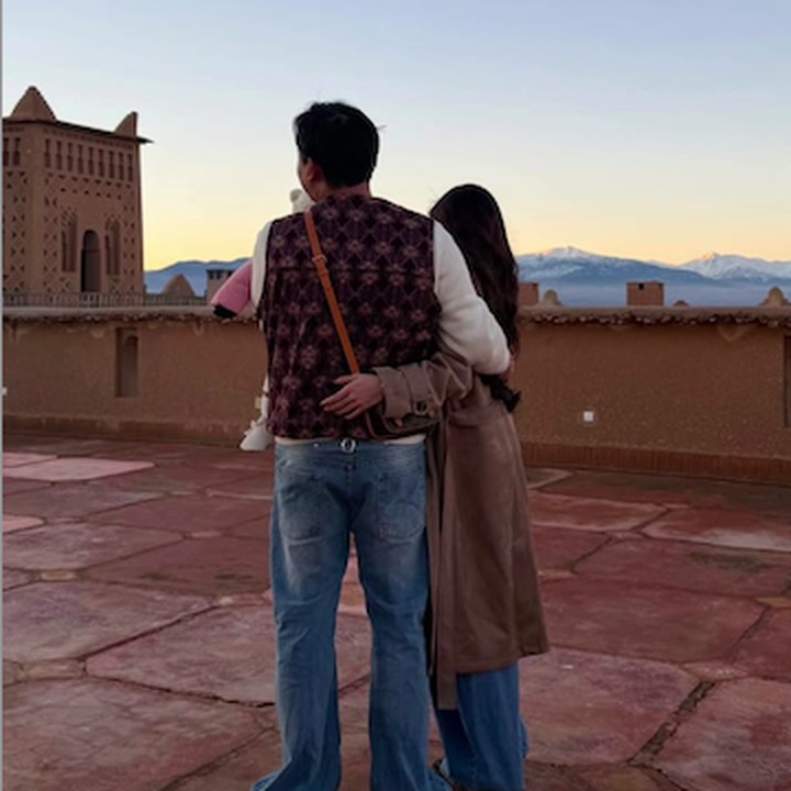 <p>Mahalini dan Rizky Febian juga memboyong anak semata wayang mereka, Selina. Dalam satu potret, pasangan ini terlihat menikmati pemandangan kota Marrakech bersama sang putri. Rizky tampak menggendong Selina sambil merangkul istrinya. (Foto: Instagram @rizkyfbian/ @mahaliniraharja)</p>