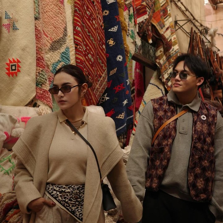 <p>Setelah acara pernikahan selesai, Mahalini dan Rizky Febian tak langsung kembali ke Tanah Air. Keduanya menikmati waktu bersama untuk menyusuri Kota Marrakech. Pasangan ini terlihat mengunjungi pusat kota untuk berbelanja hingga kulineran. (Foto: Instagram @rizkyfbian/ @mahaliniraharja)</p>