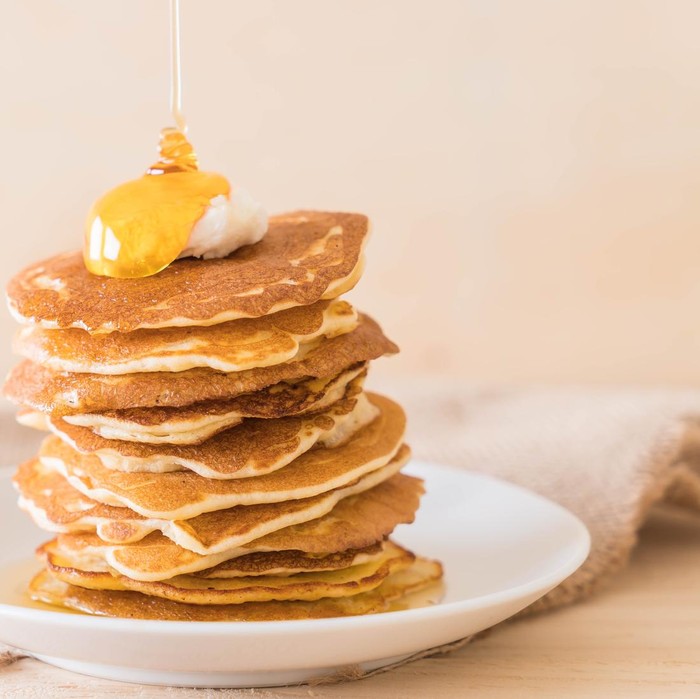 Pancake dan waffle mengandung tepung olahan dan topping manis. Mengonsumsi jenis makanan ini bisa meningkatkan gula darah dengan cepat.
