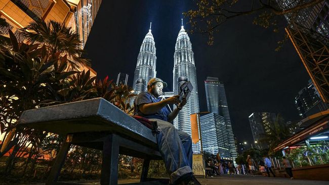 Petronas Twin Towers in Kuala Lumpur. (Photo by MOHD RASFAN / AFP)