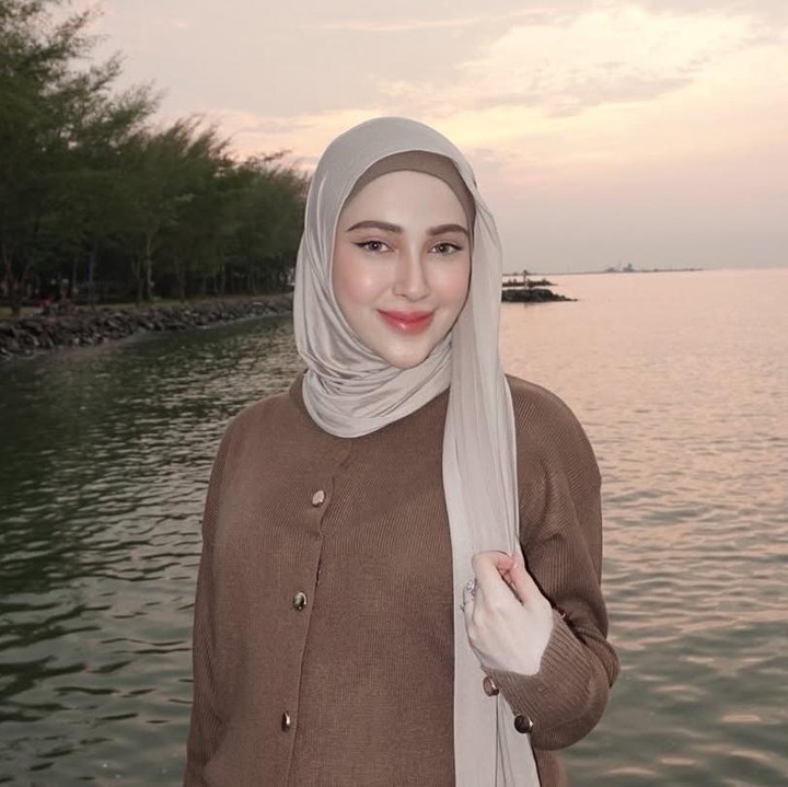 <p>Selebgram yang dikenal sebagai kakak ipar Fadil Jaidi ini kerap mencuri perhatian lewat penampilannya yang menawan. Hal tersebut terlihat dari berbagai unggahan yang dibagikannya di media sosial. (Foto: Instagram @misakashf)</p>