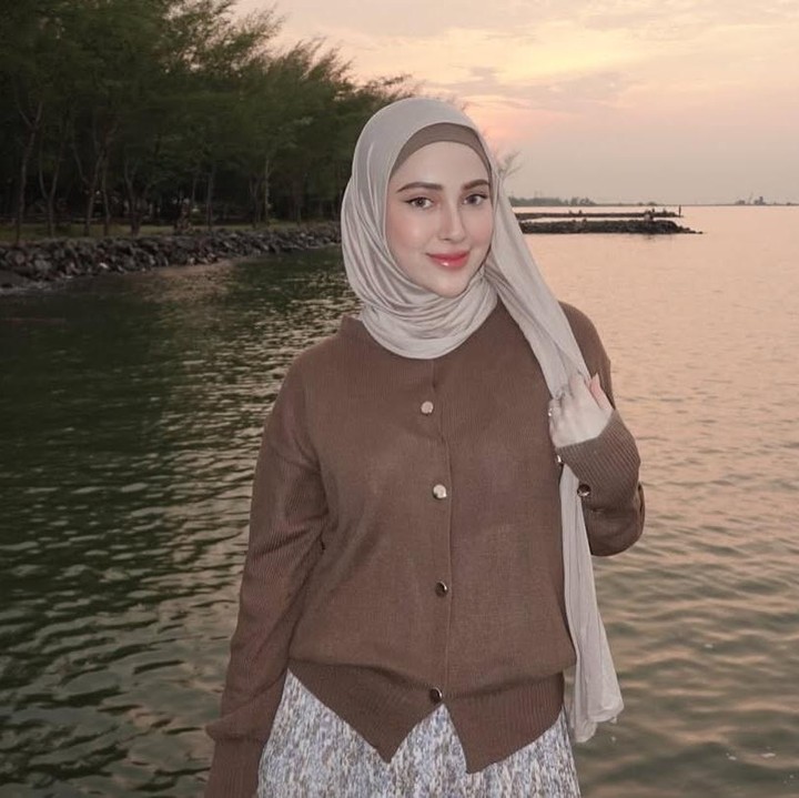 <p>Bunda, saat ini tren hijab terus berkembang dan bisa menjadi inspirasi untuk menyempurnakan penampilan sehari-hari. Bahkan, tak sedikit selebgram yang membagikan gaya hijab mereka sebagai referensi, salah satunya Miskah Shafa. (Foto: Instagram @misakashf)</p>