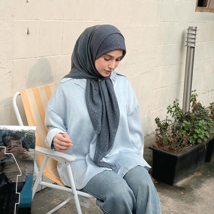 <p>Tak hanya menampilkan <em>outfit of the day</em> (OOTD), Miskah juga sering membagikan gaya hijab yang inspiratif. Salah satunya adalah model hijab segi empat berikut ini yang cocok dipadukan dengan tampilan <em>clean outfit.</em> (Foto: Instagram @misakashf)</p>