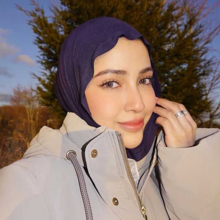 <p>Bunda satu anak ini juga kerap mengenakan hijab <em>viscose</em> meleyot yang tengah menjadi tren anak muda masa kini. Gaya hijab tersebut bahkan ia kenakan saat liburan ke Jepang, seperti terlihat pada foto berikut. (Foto: Instagram @misakashf)</p>