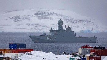 FOTO: Kapal Perang NATO Siaga, Siap Cegah Trump Caplok Greenland