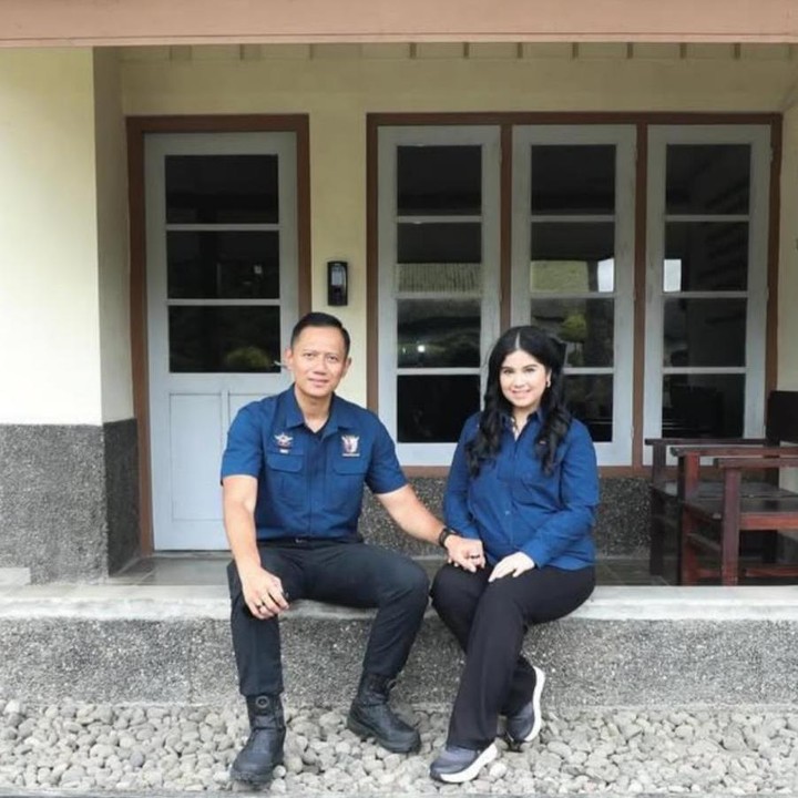 <p>Momen ini pun dibagikan langsung oleh keduanya lewat Instagram. Melihat dari potretnya, terlihat pasangan ini kompak mengenakan <em>outfit</em>&nbsp;berwarna <em>navy</em> yang dipadukan dengan celana hitam. Dalam <em>caption</em>-nya, Agus mengatakan bahwa dirinya senang ditemani oleh sang istri. "Senang sekali bisa kembali ke Akademi Militer Magelang dalam rangka Reuni Perak AKABRI 2000. Kali ini saya ditemani istri tercinta, <em>@annisayudhoyono</em>, dan secara khusus berkunjung ke Paviliun 5, tempat saya pernah tinggal dan ditempa pada masa-masa akhir pendidikan sebagai taruna," tulis Agus Yudhoyono melalui Instagramnya. (Foto: Instagram @agusyudhoyono/@annisayudhoyono)</p>