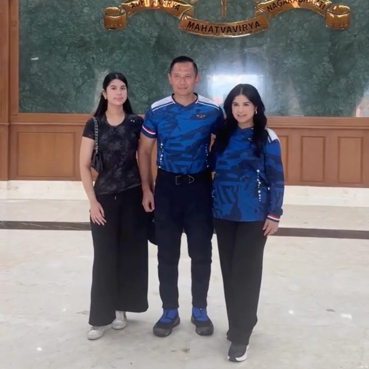 <p>Annisa Pohan baru-baru ini terlihat mendampingi sang suami, Agus Harimurti Yudhoyono (AHY), dalam acara Reuni Perak AKABRI 2000 yang digelar di Magelang, Jawa Tengah. Dalam kesempatan itu, terlihat putri mereka, Almira Tunggadewi Yudhoyono, juga turut hadir, Bunda. (Foto: Instagram @agusyudhoyono/@annisayudhoyono)</p>