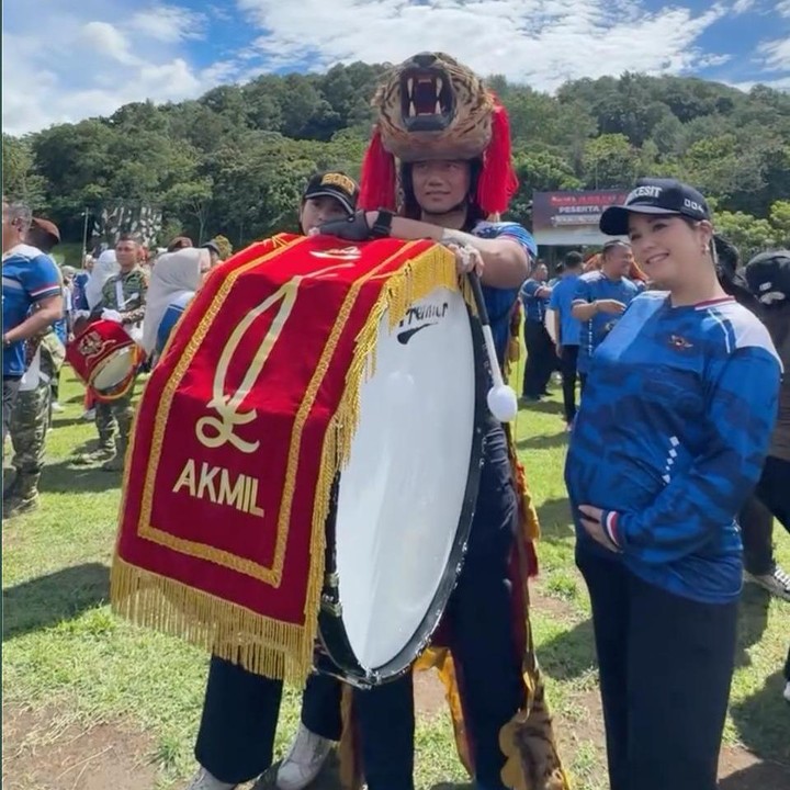 <p>Dalam salah satu potretnya, Agus Yudhoyono berkesempatan kembali memainkan alat musik <em>drumband</em> Genderang Suling Canka Lokananta bersama para Penatarama. Penampilan Annisa Pohan di momen ini pun sukses mencuri perhatian netizen, Bunda. Saat mendampingi sang suami, ia tampil cantik mengenakan topi dan rambutnya yang dikuncir rapi. (Foto: Instagram @agusyudhoyono/@annisayudhoyono)</p>