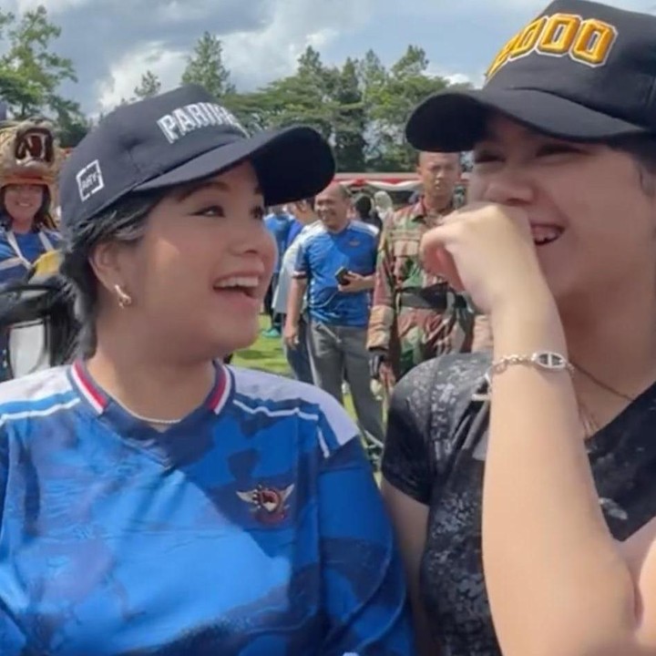 <p>Di&nbsp;acara yang&nbsp;spesial ini,&nbsp;Annisa Pohan turut didampingi oleh putrinya, Almira, saat menyaksikan sang suami bermain <em>drumband</em>. Dalam momen itu, keduanya jelas terlihat bahagia dan menikmati waktu bersama, Bunda. (Foto: Instagram @agusyudhoyono/@annisayudhoyono)</p>