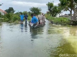 Video: Gegara Banjir, MBG di Lamongan Dikirim Pakai Perahu