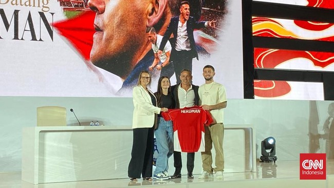Perkenalan John Herdman sebagai pelatih baru Timnas Indonesia di Jakarta, Selasa (13/1). (CNN Indonesia/Muhammad Ikhwanuddin)