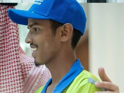 Berikan Sajadah Pribadi ke Jemaah, Petugas Kebersihan Dapat Apresiasi Pemerintah