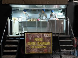 Brimob Polda Metro Bikin Dapur Lapangan Bantu Warga Terdampak Banjir di Jakut