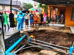 Fondasi Rumah Kades Ambruk Tergerus Luapan Sungai Citangulun Sukabumi