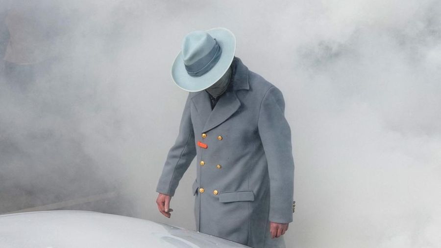 Agen Imigrasi dan Bea Cukai AS (ICE) berdiri di samping mobil warga sipil yang rusak akibat ditabrak oleh ICE, setelah seorang agen ICE menembak mati Renee Nicole Good, di Minneapolis, Minnesota, AS, 12 Januari 2026. (REUTERS/Tim Evans)