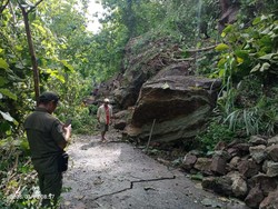 Batu Segede Gaban Tutup Jalan di Gedangsari Gunungkidul Imbas Longsor