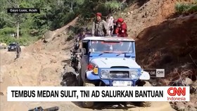 VIDEO: Tembus Medan Sulit, TNI AD Salurkan Bantuan