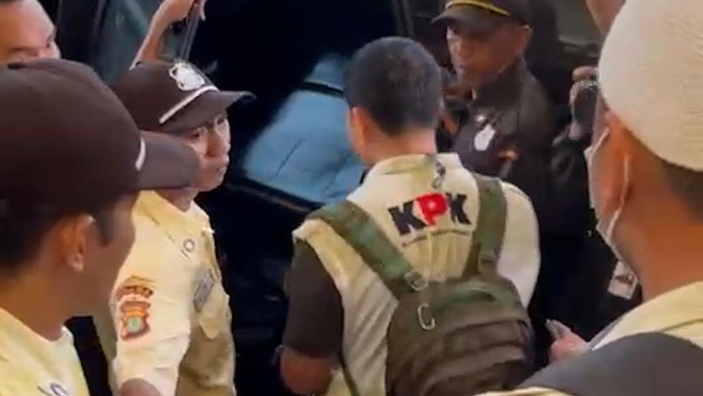 Detik-detik Penyidik KPK Bawa Barang Bukti usai Geledah Kantor DJP