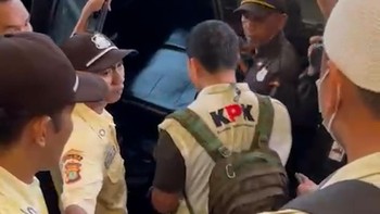 Detik-detik Penyidik KPK Bawa Barang Bukti usai Geledah Kantor DJP