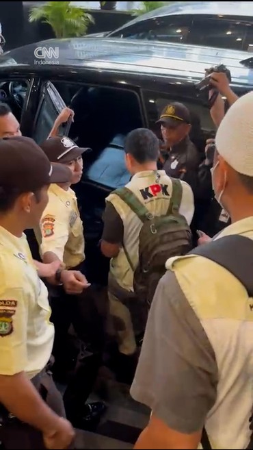 Detik-detik Penyidik KPK Bawa Barang Bukti usai Geledah Kantor DJP