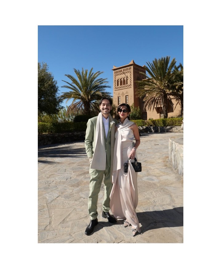 Vidi Aldiano dan Sheila Dara Aisha juga dijumpai di destination wedding tersebut. Vidi memadukan setelan jas hijau best man-nya dengan syal krem yang senada dengan gaun silk yang membalut Sheila/ Foto: Instagram.com/vidialdiano