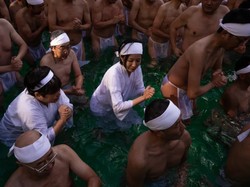 Tahun Baru Shinto, 100 Warga Jepang Berendam di Kolam Es