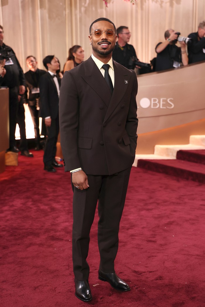 Michael B. Jordan terlihat dapper dalam setelan jas yang dibuat Prada. Double-breasted&nbsp;tuxedo&nbsp;yang serasi dengan trousers dipadu dengan poplin shirt kuning dan dasi silk hitam&nbsp;/ Foto: Courtesy of Prada/Kevin Mazur/Getty Images/Kevin Mazur