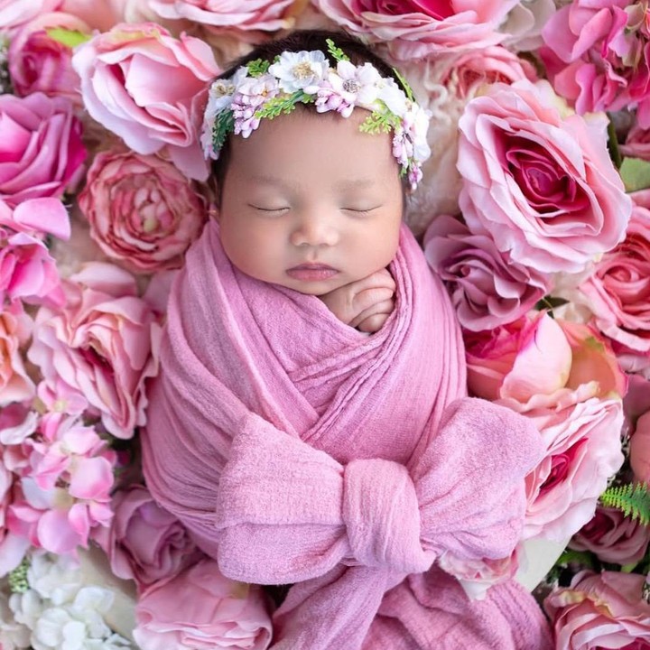 <p>Memiliki anak perempuan tentu jadi kebanggaan tersendiri bagi Ahok maupun Puput. Meski baru lahir, <em>Baby</em> Regina diketahui sudah melakukan sesi <em>photoshoot</em> lho, Bunda. Dalam potret manisnya, Si Kecil ini tampak tertidur pulas di tengah bunga mawar yang cantik. &ldquo;Halo..Dunia! Nama saya Regina Welasih Purnama.&rdquo; tulis Puput melalui unggahan di Instagramnya. (Foto: @wdphotoworks/@wdphotoworks2020 by Instagram @btpnd)</p>