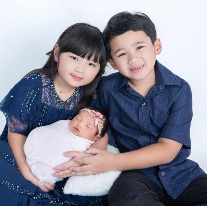 <p>Selain itu, Puput juga membagikan foto&nbsp;ketika Regina bersama kedua kakaknya, Yosafat dan Sarah. Dalam potret tersebut, mereka kompak mengenakan <em>outfit</em> berwarna <em>navy. </em>Sementara Si Kecil tampil <em>cute</em> dengan kain bedong lengkap dengan bandana yang terlihat menggemaskan. (Foto: @wdphotoworks/@wdphotoworks2020 by Instagram @btpnd)</p>