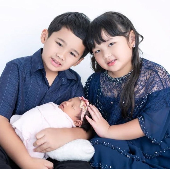<p>Kakak-adik ini usianya enggak beda jauh. Dalam potretnya, terlihat Yosafat menggendong Si Kecil di pangkuannya, sementara Sarah tampak memegang kepala Regina. Puput pun menyematkan pesan manis lewat unggahannya di Instagram. &ldquo;Segalanya di dalam hidupku, selamanya,&rdquo; ungkap Puput. (Foto: @wdphotoworks/@wdphotoworks2020 by Instagram @btpnd)</p>