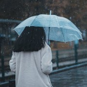 7 Barang Penyelamat saat Hujan yang Harus Selalu Ada di Tas Kerja