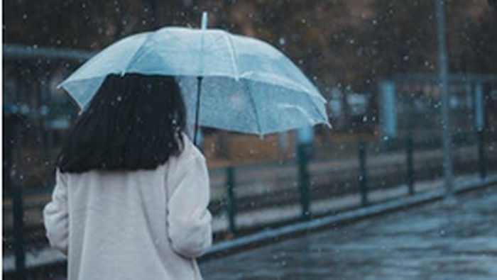 7 Barang Penyelamat saat Hujan yang Harus Selalu Ada di Tas Kerja