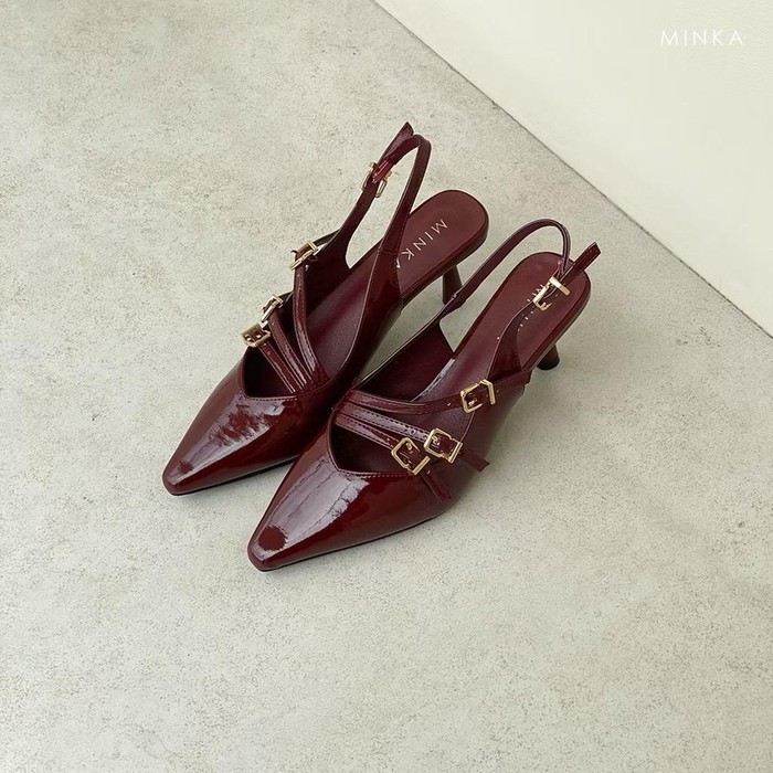 Buckle heels dari brand MINKA ini memiliki multi buckle (gesper) di bagian punggung kaki, memberikan kesan unik dan edgy.