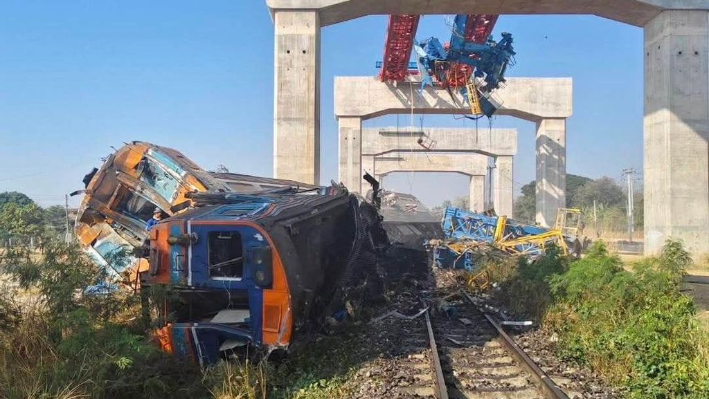 Crane Ambruk Timpa Kereta di Thailand Bagian dari Proyek China