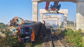 Crane Ambruk Timpa Kereta di Thailand, 22 Orang Tewas