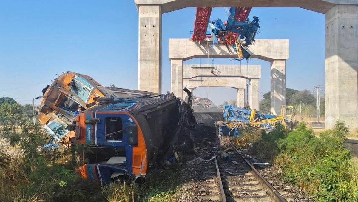 Crane Ambruk Timpa Kereta di Thailand, 22 Orang Tewas