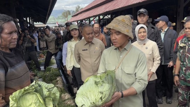Wakil Presiden Gibran Rakabuming meninjau Program Makan Bergizi Gratis di Papua. Ia menekankan pentingnya gizi untuk kualitas pendidikan dan kesehatan anak.