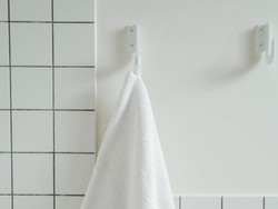 Lebih Baik Jemur Handuk dengan Cara Digantung atau Dikait? Ini Kata Ahli