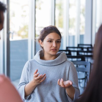 5 Kebiasaan Orang Kurang Cerdas saat Mengobrol yang Tak Layak Dicontoh