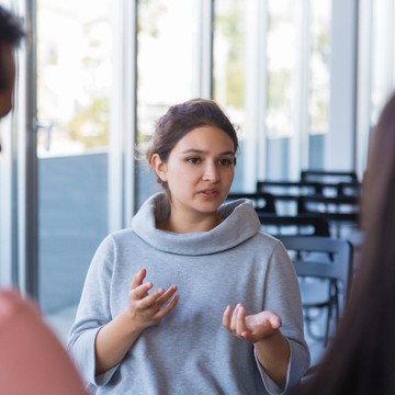 5 Kebiasaan Orang Kurang Cerdas saat Mengobrol yang Tak Layak Dicontoh